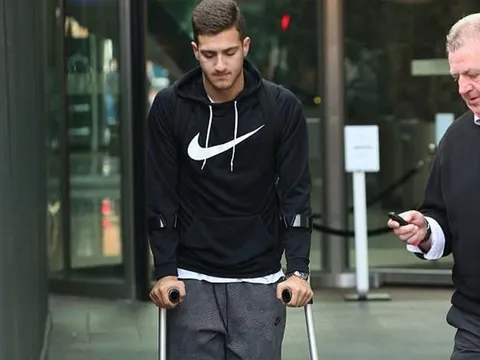 Sau Fred, tân binh Dalot của Man United gây lo lắng vì chụp hình với đôi nạng