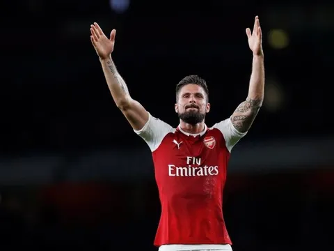Sau một đêm, Giroud đã được fan Arsenal gọi là huyền thoại