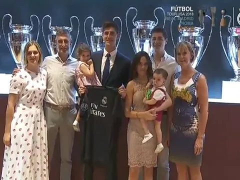 Sau tất cả, Courtois cũng đã đoàn tụ với gia đình tại Madrid