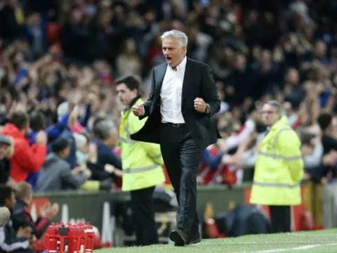 Sau tất cả, Jose Mourinho hàn gắn tình cảm với CĐV Man Utd
