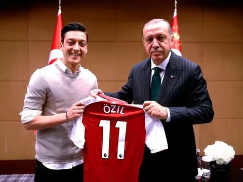 Sau tất cả, Mesut Ozil gửi tâm thư đáp trả chỉ trích