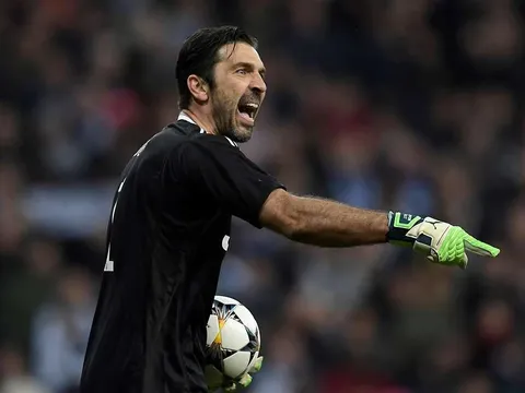 Sau thất bại cay đắng, Michael Owen an ủi Buffon