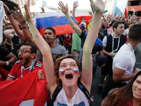 World Cup 2018: Các cổ động viên say xỉn 'ngã đâu ngủ đấy'