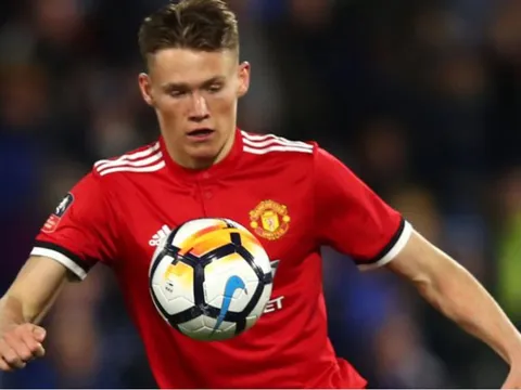 Neville gây sốc khi chê bai 'trò cưng' của Jose Mourinho