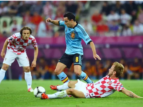 Xavi: "Modric và Rakitic là những con quái vật đích thực với quả bóng"