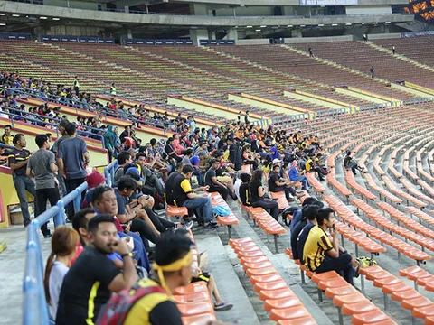 CĐV Malaysia "bỏ rơi" đội nhà ngày khai màn SEA Games