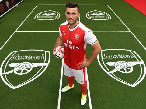 Sead Kolasinac lạnh lùng khoe áo đấu Pháo thủ
