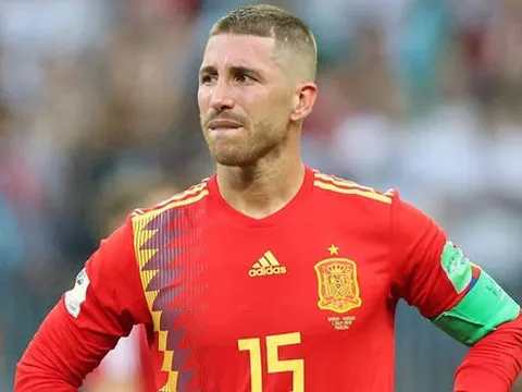 Tây Ban Nha bị loại, fan cuồng cạo đầu Ramos để rửa hận
