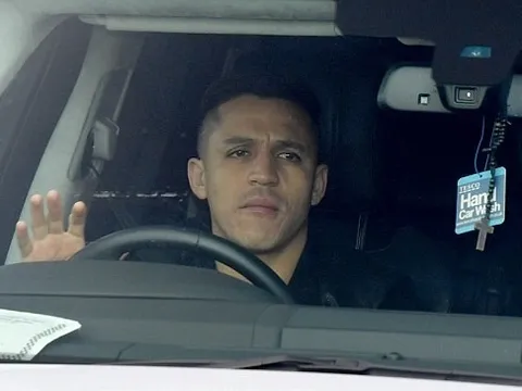 Shaw & Sanchez buồn rũ rượi khi trở lại Man Utd