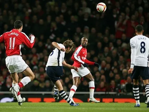 Siêu phẩm của David Bentley vào lưới Arsenal
