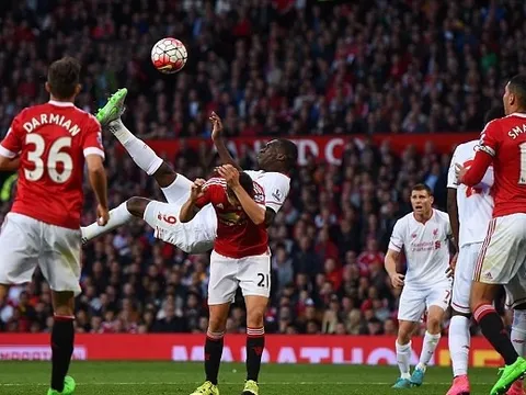 Siêu phẩm "ngả bàn đèn" của Benteke vào lưới Man Utd