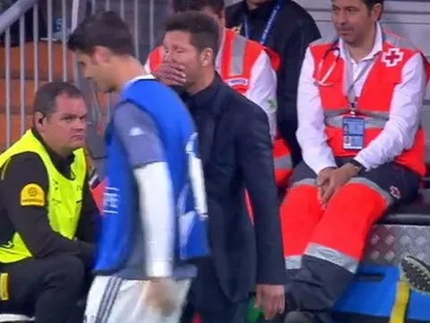 Simeone hỏi...xin bánh Morata ngay trên sân