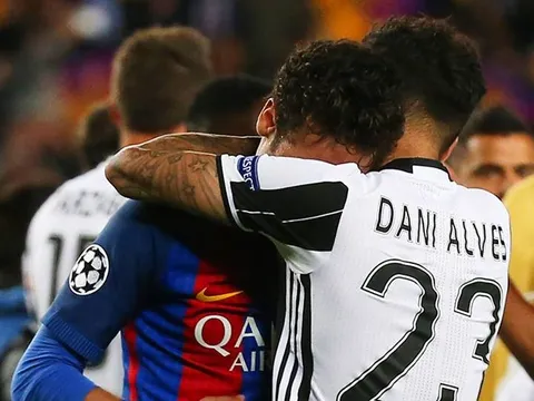 Sinh nhật Dani Alves lần 34: Huyền thoại từ sân làng đầy cỏ khô