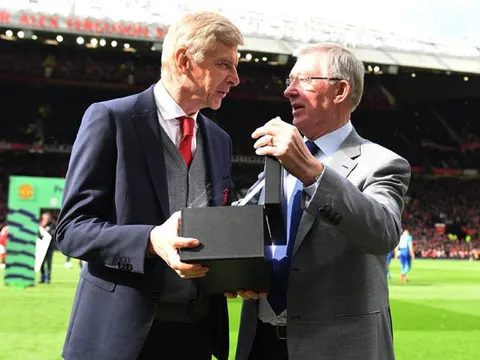 Hé lộ dòng chữ trên kỷ niệm chương Sir Alex tặng HLV Wenger