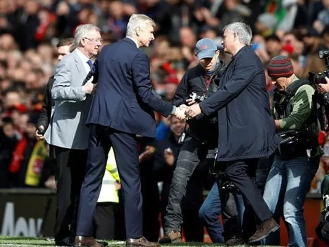 Sir Alex tái xuất, cùng Mourinho tặng quà cho HLV Wenger