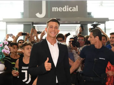 'Số 10' mới - Bernardeschi đã có mặt tại Juventus