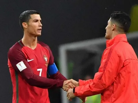 SỐC! Alexis Sanchez nhận tối hậu thư từ Ronaldo cho việc 'chọn số áo'