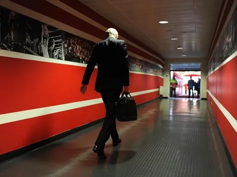 SỐC: HLV Wenger bị ép phải chia tay Arsenal