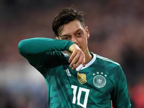 SỐC: Mesut Ozil đối diện nguy cơ mất World Cup