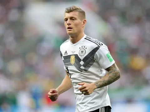 SỐC: Toni Kroos không thèm chuyền cho đồng đội ở tuyển Đức