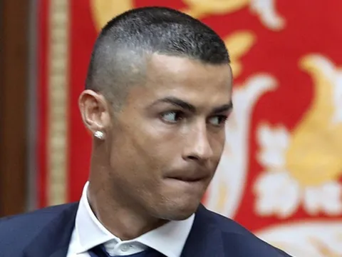 Soi từng milimet mái tóc húi cua của Ronaldo