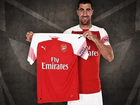 Huyền thoại chào đón Sokratis đến với Arsenal