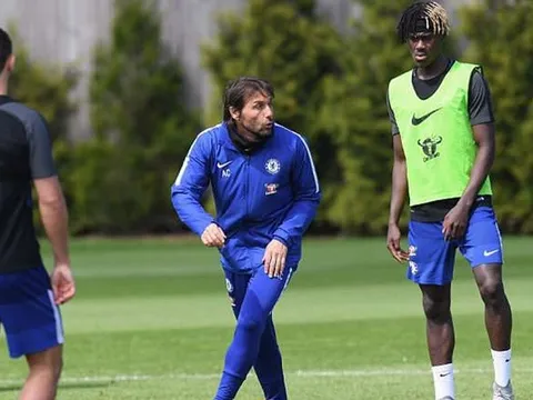 Sống dậy hi vọng top 4, Conte xỏ giày chơi bóng cùng cầu thủ