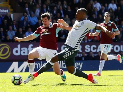 Song sát Martial & Benteke thống lĩnh ĐHTB vòng 34 Ngoại hạng Anh