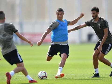 Song sát Ronaldo - Dybala cùng nhau 'quậy nát' sân tập Juventus
