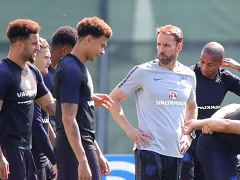 Southgate "mặt như đưa đám" từ sân tập đến phòng họp báo