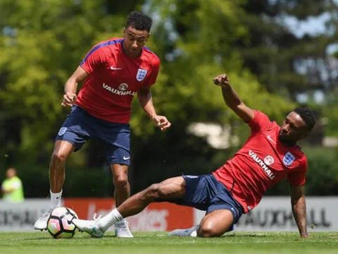 Southgate ra sân chiến, Defoe 'chém' không nể một ai