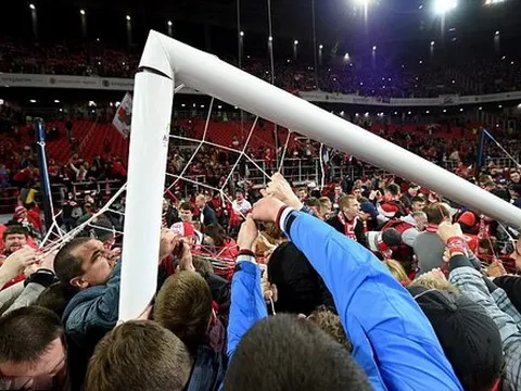 CĐV Spartak Moscow giật sập khung thành mừng đội nhà vô địch