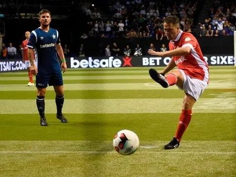 Star Sixes ngày thứ hai, Huyền thoại Anh có chiến thắng đầu tay