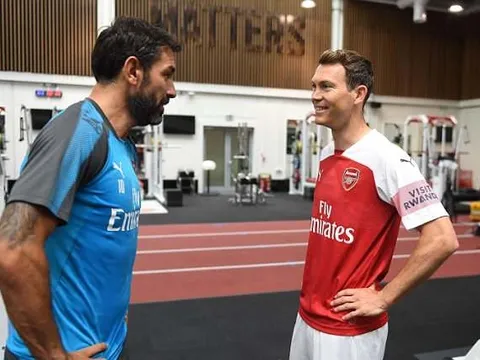 Stephan Lichtsteiner rạng rỡ ra mắt Arsenal