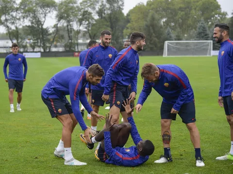 Strootman, De Rossi 'hổ báo' với đồng đội
