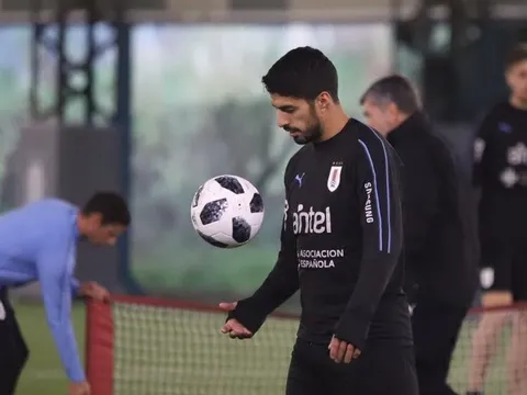 Suarez cô đơn trên tuyển Uruguay