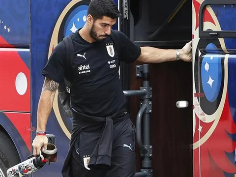 Suarez cùng tuyển Uruguay buồn bã về nước