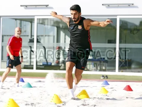 Suarez 'luyện công' trên cát, quyết hồi phục sớm chấn thương