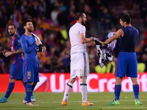 Suarez và Chiellini "hóa thù thành bạn"