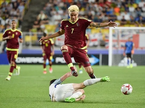 Sút hỏng phạt đền, ngôi sao 10,6 triệu euro của Watford ngậm ngùi nhìn Tam sư nâng cúp