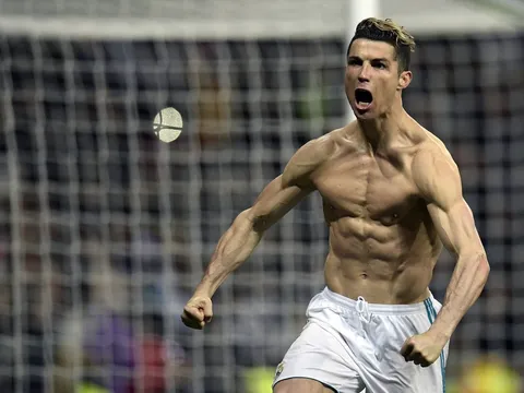 Sút rách lưới Juventus, Ronaldo khoe cơ bắp cuồn cuộn