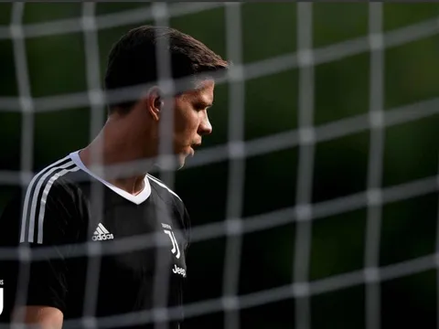 Szczesny đầy căng thẳng trong lần đầu tập cùng Juventus