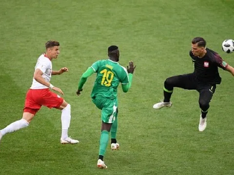 Szczesny tái hiện sai lầm ở Carling Cup, Ba Lan phơi áo khó hiểu trước Senegal