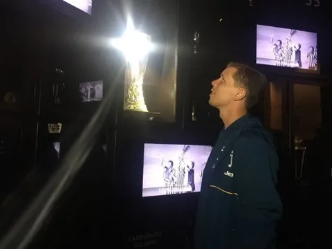 Szczesny thích thú ngắm phòng truyền thống của Juventus