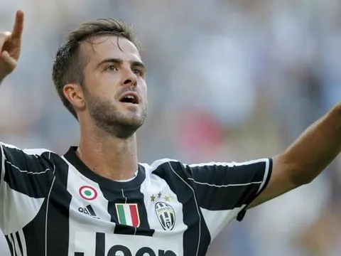 Tài đá phạt của Pjanic trong màu áo Juventus