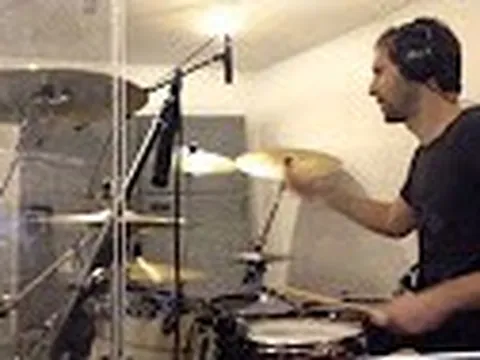 Tài năng chơi trống 'cực siêu' của Petr Cech