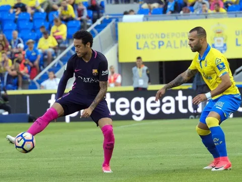Tại sao Neymar lập hat-trick với một bên áo dài tay?