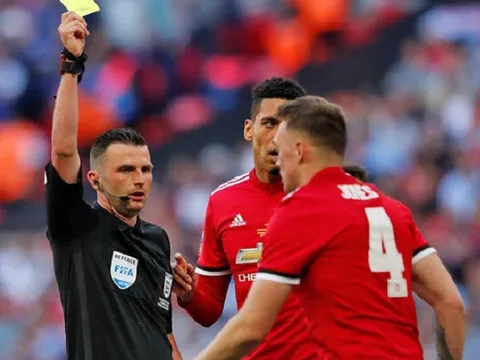 Vì sao Phil Jones không bị đuổi sau tình huống phạm lỗi với Hazard?