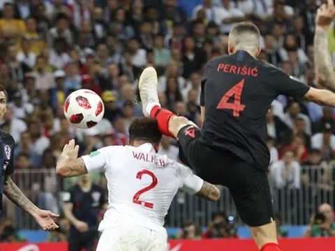 Tại sao trọng tài không thổi phạt khi Perisic gỡ hòa cho Croatia?