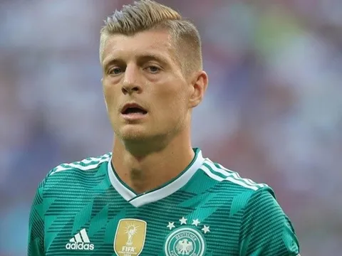 Tạm gác tin đồn về M.U, Toni Kroos bất ngờ khoe hình xăm "không thể đụng hàng"